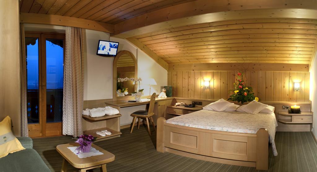 Hotel Ladinia Dolomites View Pozza di Fassa Room photo